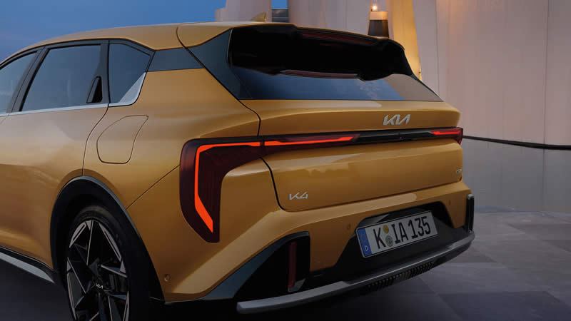 Kia K4 - charakteristické LED zadní svítilny Kia K4 - charakteristické LED zadní svítilny